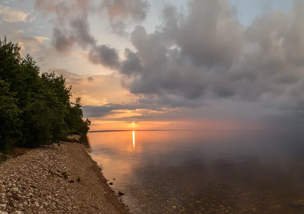 Puesta de sol en el río Volga, el sol se pone detrás del horizonte —  Fotos de Stock
