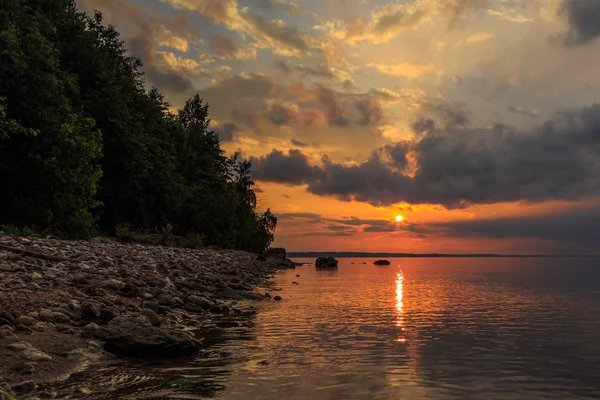 Sonnenuntergang an der Wolga, die Sonne geht über dem Horizont unter — Stockfoto