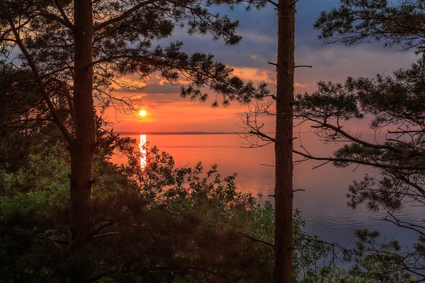 Puesta de sol en el río Volga, el sol se pone sobre el horizonte — Foto de Stock