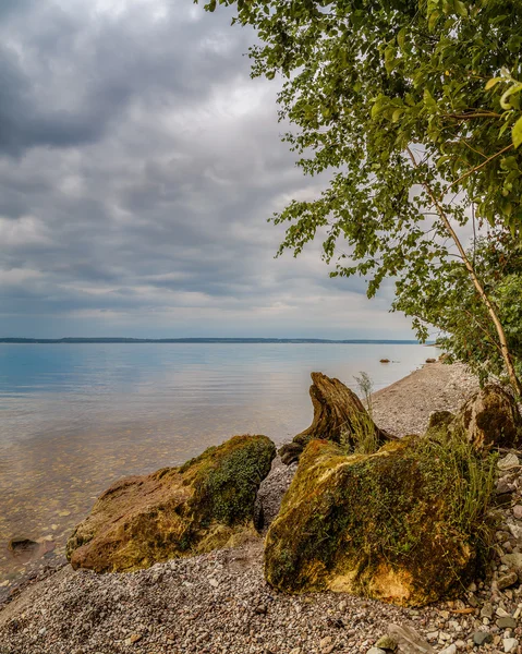 Am Ufer der Wolga, am Ufer des Flusses — Stockfoto