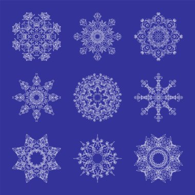 Güzel Openwork Kar Taneleri seti. Mavi Arka Plan'da Beyaz Kar Taneleri. Noel ve Yeni Yıl Tasarımı için Öğeler