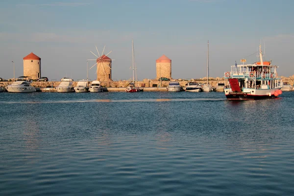 Windmühlen auf See in der Nähe der Insel Rhodos — Stockfoto