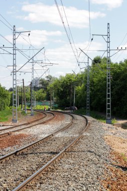 Uzağa uzanan raylar