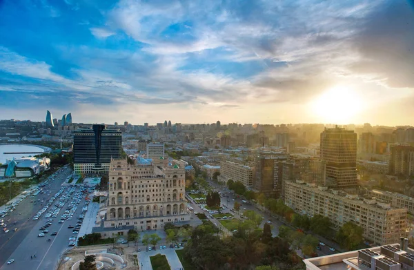 Puesta de sol en el fondo de la ciudad Imagen de stock