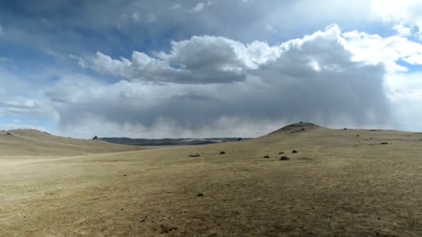 Nuages et montagnes dans le désert — Video