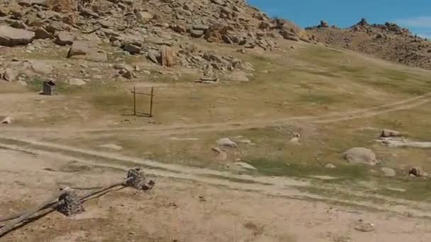 Nuvens e montanhas no deserto — Vídeo de Stock