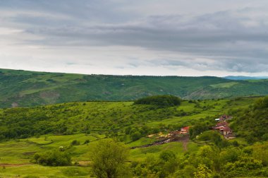  Dağlar ve bulutlar vadide