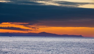  gün batımı ve deniz dalgaları