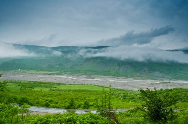 Dağlar ve bulutlar vadide