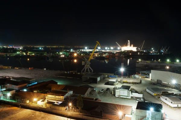 Port industriel dans la nuit — Photo