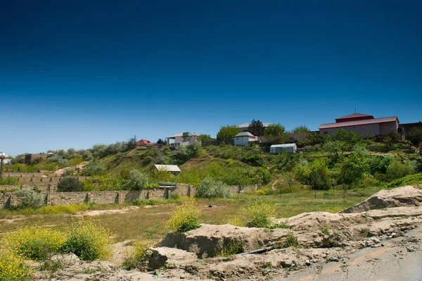 El castillo y el pueblo en las montañas — Foto de Stock