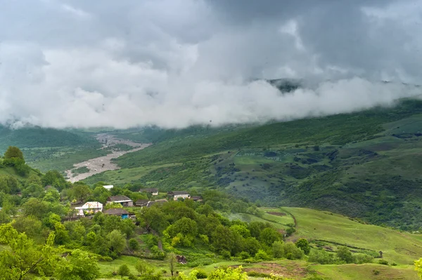 El desfiladero en las montañas y las nubes — Foto de Stock