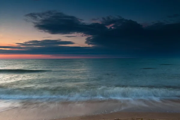 Sunset and sea waves — Stock Photo, Image