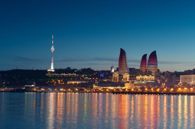  gece şehir denizin kenarında güzel görünüm