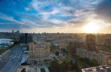 Şehrin arka planında gün batımı