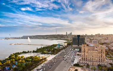 Kentin ve denizin üstünden, gün batımı görünümü