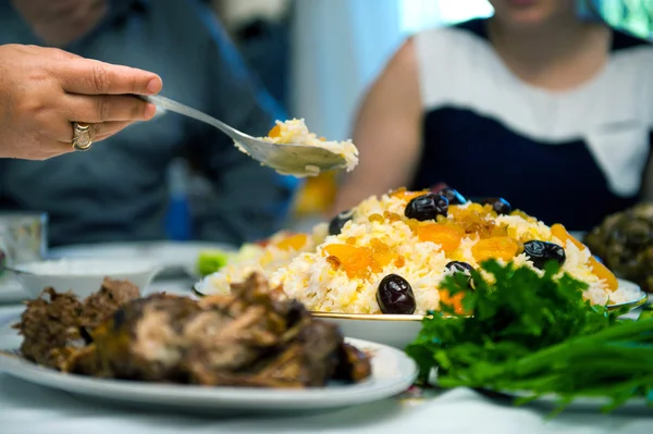 Pilaw i mięso jedzenie na stole — Zdjęcie stockowe