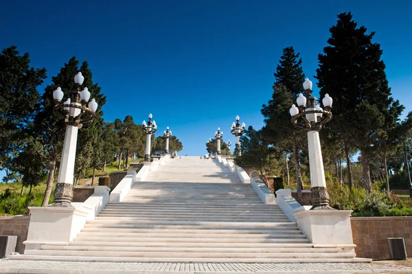 Una gran escalera en la ciudad —  Fotos de Stock