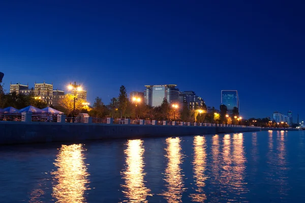 Szép kilátás nyílik a város éjjel, tenger mellett — Stock Fotó