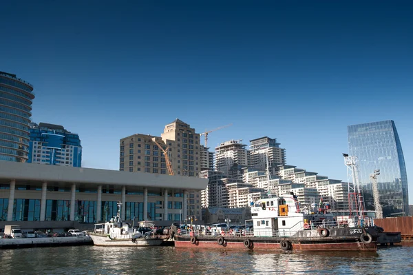 Zeehaven overdag op een achtergrond van de stad — Stockfoto