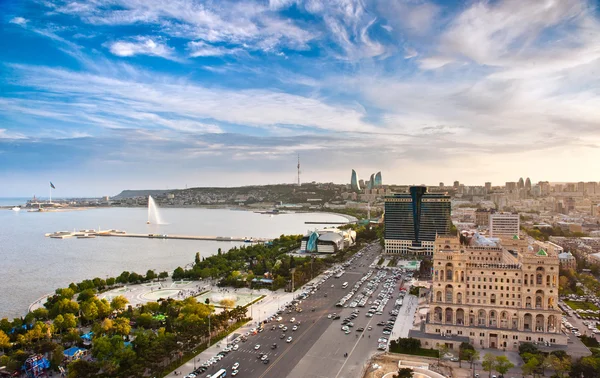 Vista da cidade e do mar a partir do topo, pôr do sol — Fotografia de Stock