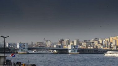 Gemiler şehir ve Istanbul liman çevresinde yüzen