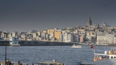 Gemiler şehir ve Istanbul liman çevresinde yüzen