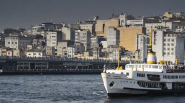 Gemiler şehir ve Istanbul liman çevresinde yüzen