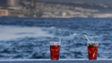 Deniz ve gemi bir arka plan üzerinde bir limonlu lezzetli kırmızı çay