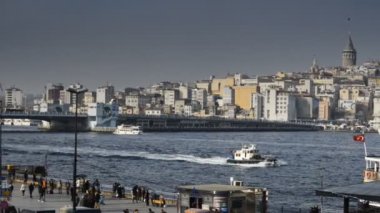 Gemiler şehir ve Istanbul liman çevresinde yüzen