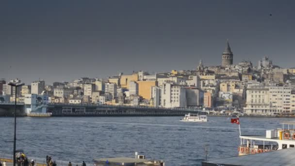 Navios estão flutuando ao redor da cidade e porto de Istambul — Vídeo de Stock