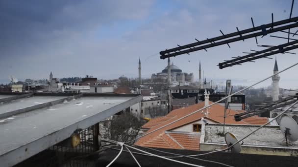 Het dak van de moskee en de Tv-antenne — Stockvideo