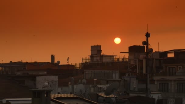 Krásný západ slunce nad městem — Stock video