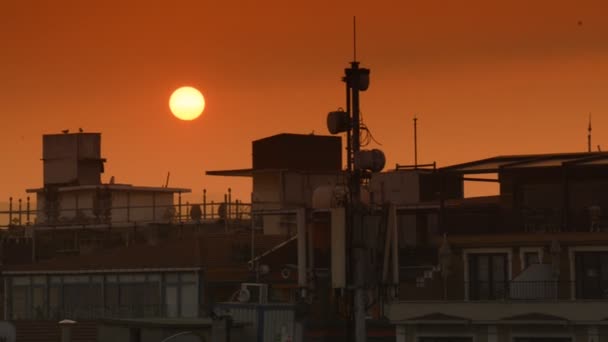 Schöner Sonnenuntergang über der Stadt — Stockvideo