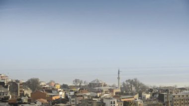 Deniz arka plan üzerinde tarihi şehir