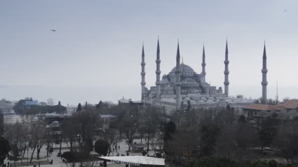 Hubschrauber fliegt über die blaue Moschee in Istanbul. — Stockvideo