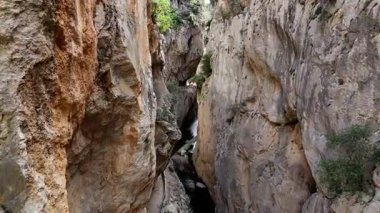 Dar ve engebeli bir kanyonda süzülerek nefes kesici bir hava manzarası. Yükselen uçurumlar ve derin bir dağ geçidi huşu uyandıran doğal bir geçişe yol açar.