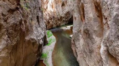 Dik ve dar bir kanyonda dolaşan sakin bir nehrin muhteşem hava perspektifi. Çarpıcı kaya oluşumları ve dik kayalıklar dramatik manzaraya eklenir.
