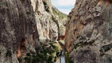 Nefes kesici ters hava görüntüsü engebeli uçurumlarla çevrili dramatik, dar bir vadi ve dipten geçen kıvrımlı bir nehir yakalar.