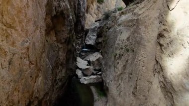 Yüksek görüş açısı engebeli bir kanyona iniyor. Dar bir dağ deresi sarp kaya duvarları arasında ilerliyor. Kayaların üzerinden barışçıl şelaleler ve havuzlar oluşuyor.