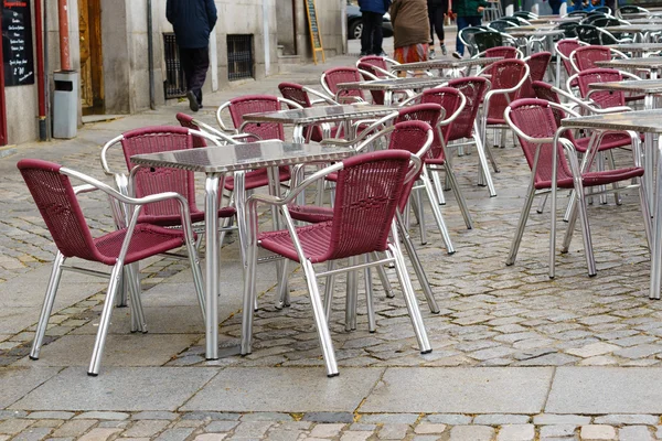 Venkovní restauraci stoly a židlemi ve Španělsku — Stock fotografie