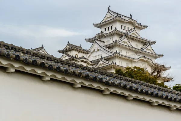 La torre de la hermosa blanca famosa en la ciudad de Himaji, Japón — Foto de Stock