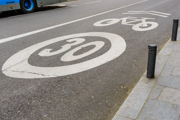 Bisiklet ve bisiklet şeritli hız sınırı 30 mil