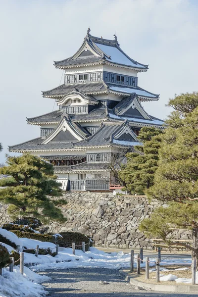 El castillo tradicional de Matsumoto en invierno, Nagano, Japón — Foto de Stock