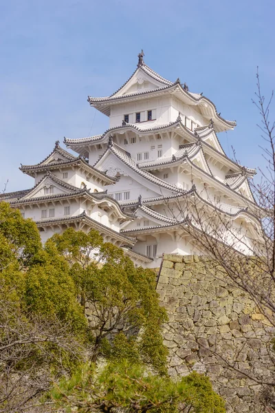 La torre de la hermosa blanca famosa en la ciudad de Himaji, Japón — Foto de Stock