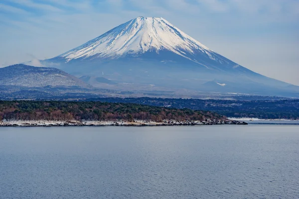 Güzel Fuji Dağı kış aylarında beş huzurlu lake oluştururlar. Japonya