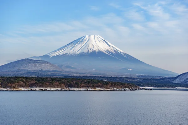 Güzel Fuji Dağı kış aylarında beş huzurlu lake oluştururlar. Japonya