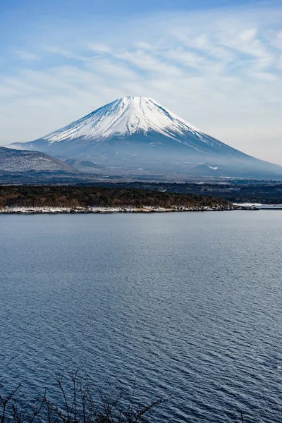 Güzel Fuji Dağı kış aylarında beş huzurlu lake oluştururlar. Japonya