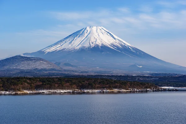 Güzel Fuji Dağı kış aylarında beş huzurlu lake oluştururlar. Japonya
