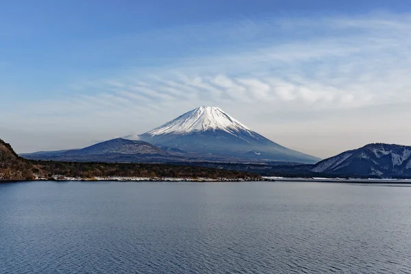 Güzel Fuji Dağı kış aylarında beş huzurlu lake oluştururlar. Japonya
